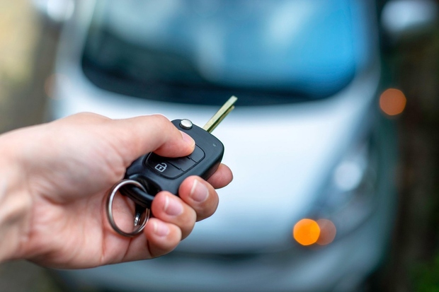 Zaklenite avto V nekaterih avstralskih zveznih državah zakon veli, da morajo vozniki zakleniti svoje vozilo, če se od njega oddaljijo …