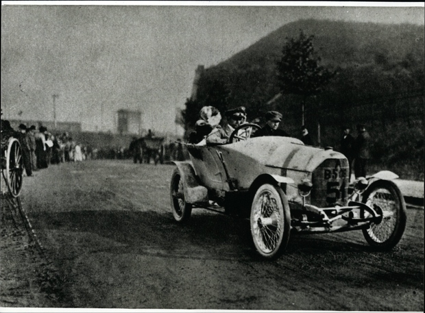 1910-1919: Hitrost in prestiž sta že v zgodnji eri avtomobilizma hodila z roko v roki. Hkrati je bilo hitro jasno, …