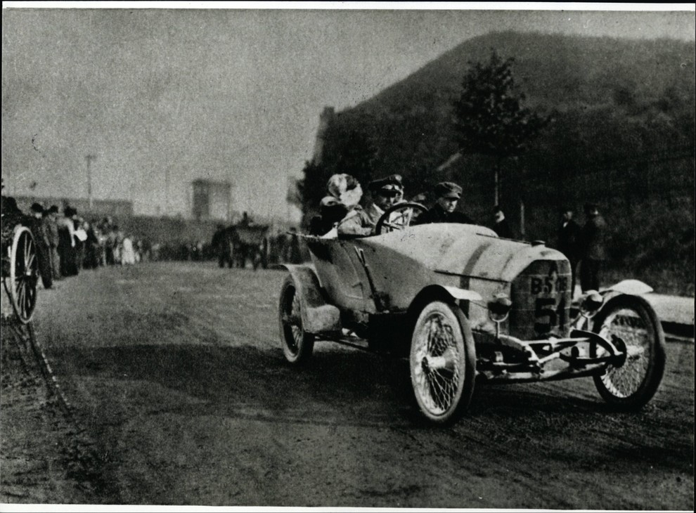 1910-1919: Hitrost in prestiž sta že v zgodnji eri avtomobilizma hodila z roko v roki. Hkrati je bilo hitro jasno, …