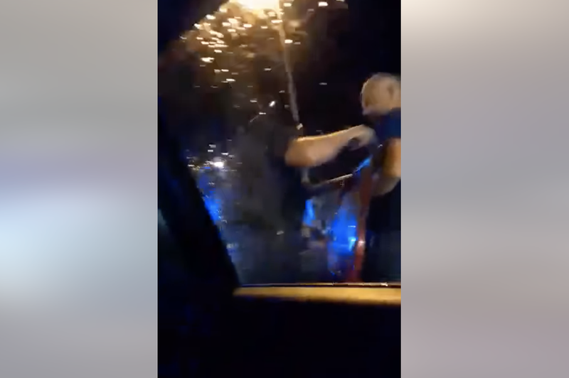 Posnetek drame na hrvaški avtocesti: policija pretepla navijača Hajduka (foto: Posnetek zaslona Facebook)
