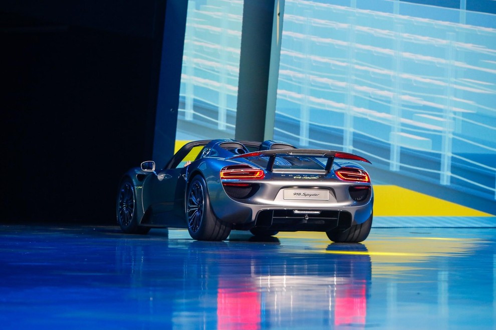 Porsche 918 E-Hybrid Spyder, Zlatan Ibrahimović Velika ljubezen švedskega nogometaša so Porscheji, ki prevladujejo v njegovi garaži. Med njimi pa …