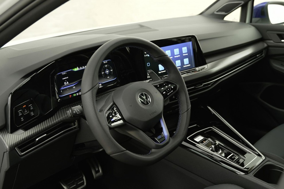 Golf R ‘20 years’ bo prvi serijski Volkswagen v zgodovini, ki mu bodo ambient v kabini popestrila prava ogljikova vlakna.