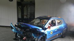 Dacia Spring po preizkusnem trku. Michiel van Ratingen, generalni sekretar Euro NCAP, je mnenja, da je cinično ponujati cenovno dostopen avto z zelenim pogonom, ki ne dosega primernih varnostnih standardov.