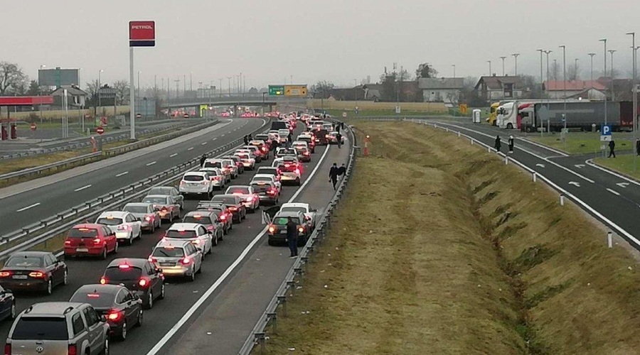 Na pot se odpravite pravočasno, razkrivamo, kje so danes že zastoji (foto: PU Novo mesto)