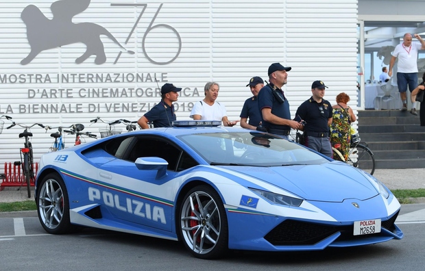 Lamborghini Gallardo (Italija) Ja, prav ste prebrali. Italijanski policaji imajo na voljo tudi avtomobile znamk Ferrari in Lamborghini. Slednja dva …