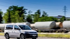 Izšel je novi Avto magazin: kako se lotiti slabosti med vožnjo, kateri je najcenejši način motoriziranega prevoza ... testi: Alpine A110 S, Dacia Jogger ...