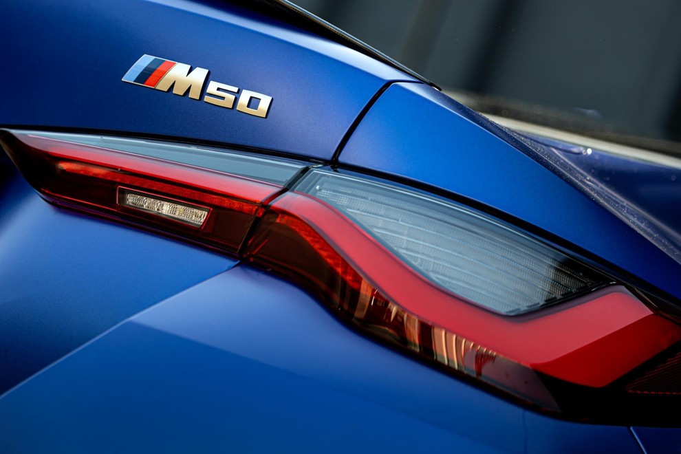 Oznaka na zadku pomeni dva motorja z močjo 400 kilovatov. Novi i4 M50 je prvi električni avtomobil, pri katerem so imeli prste vmes pri BMW-jevem oddelku M.