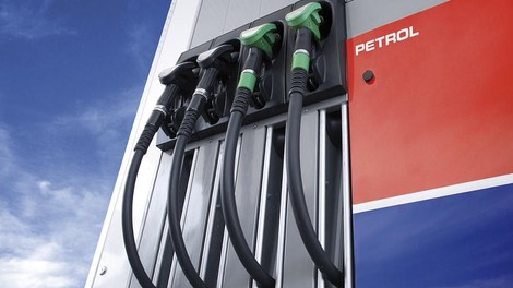 AVK o dvigu cen goriv in uvedbi regulacije cen: na dvig ni vplivala zgolj višja cena surove nafte
