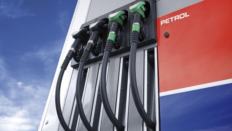 AVK o dvigu cen goriv in uvedbi regulacije cen: na dvig ni vplivala zgolj višja cena surove nafte