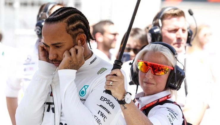 Formula 1: Hamiltonova asistentka Angela Cullen izgubila stavo po dirki v Kanadi. Kazen je bila neprijetna, a zabavna