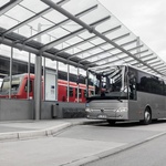 Z uvedbo enotne vozovnice integriranega javnega potniškega prometa potniki lahko uporabljajo vlak ali avtobus. (foto: Daimler Ag - Global Communicatio)