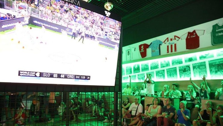 FOTO in VIDEO: Evforično vzdušje med košarkarskimi navijači pred zasloni
