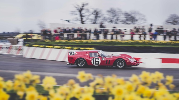 Edinstveni in legendarni Ferrari končal v ograji dirke klasikov v Le Mansu (video) (foto: Newspress)