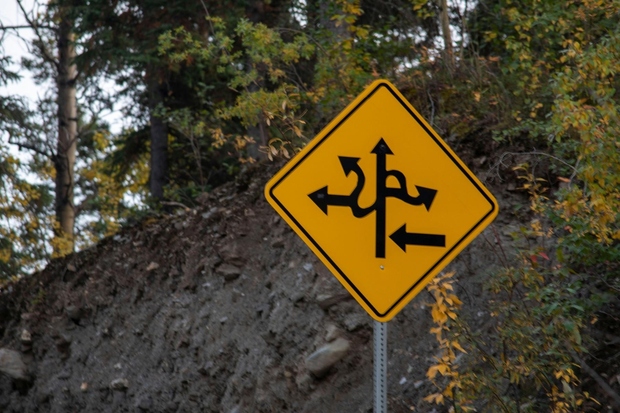 Vrsto zanimivih prometnih znakov najdete na aljaških cestah, saj so s tem oblasti želel poskrbeti, da med premagovanjem kilometrov ostanete …