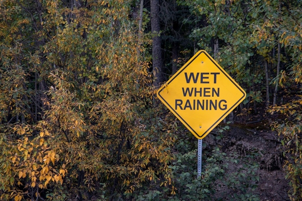 … saj je posledica dežja pogosto mokro cestišče. Morda pa le ni povsod tako?! Sploh če pogledate naslednji znak, ki …