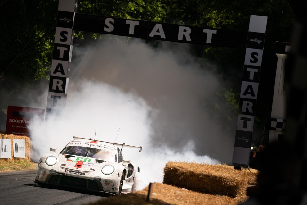 Porsche GT je poskrbel za nekaj dima.