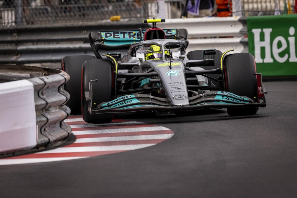 Spremembe na dirkalniku bi morale Hamiltonu vrniti nekaj volje. Letošnji srebrni štirikolesnik še ni dovolj hiter.