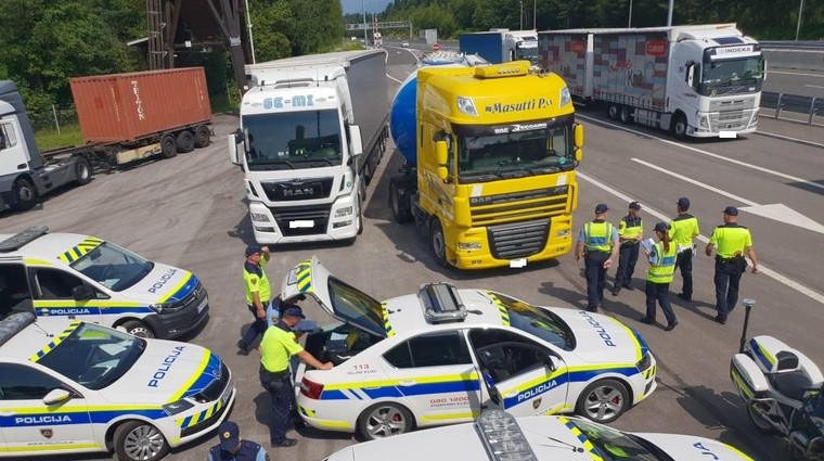 Vozniki tovornih vozil naredili manj prekrškov, a povzročili več prometnih nesreč (foto: Policija)