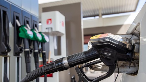 Cene nafte padajo, preverite, koliko nižje bodo cene bencina in dizla od jutri dalje?