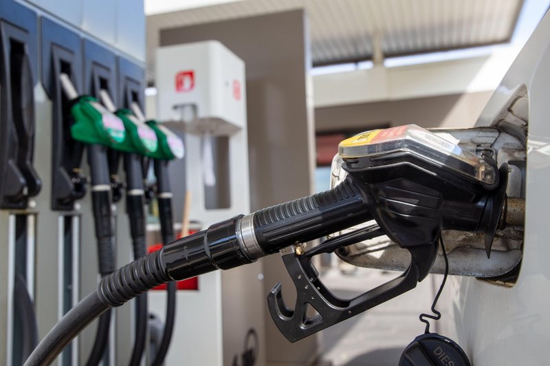 Cene nafte padajo, preverite, koliko nižje bodo cene bencina in dizla od jutri dalje? (foto: Profimedia)