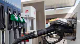 Cene nafte padajo, preverite, koliko nižje bodo cene bencina in dizla od jutri dalje?