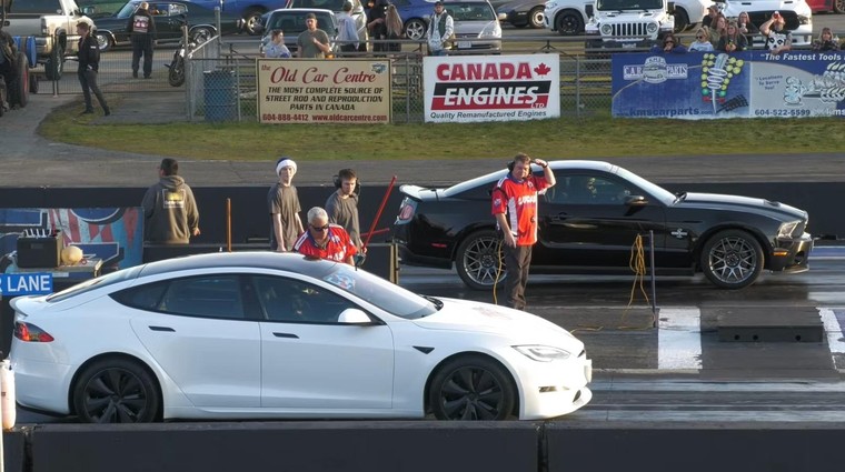 Ko se Tesla S Plaid pomeri z ameriškima legendama, Mustang Shelbyjem in Dodge Chargerjem (foto: Wheels YouTube Channel)