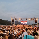 Prireditvi je prisostvovala več tisoč glav velika množica povabljenih gostov ... (foto: Jure Šujica)