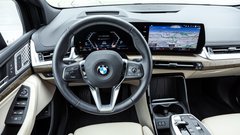 Žal so pri BMW opustili uporabniško prijazen upravljavski sistem z vrtljivim stikalom, namesto njega pa voznika čaka zapleteno prebijanje skozi digitalne izbirnike.