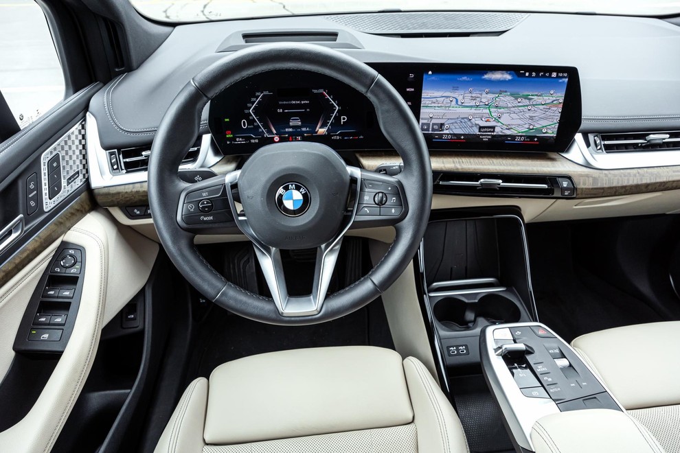 Žal so pri BMW opustili uporabniško prijazen upravljavski sistem z vrtljivim stikalom, namesto njega pa voznika čaka zapleteno prebijanje skozi digitalne izbirnike.