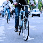 Nekateri tudi na dveh kolesih ne morejo brez telefona (foto: policija)
