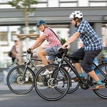 Nekateri tudi na dveh kolesih ne morejo brez telefona (foto: policija)