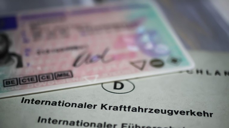 Mednarodno vozniško dovoljenje velja samo v kombinaciji z nacionalnim dovoljenjem. Torej je treba na pot vzeti oba dokumenta. (foto: Profimedia)