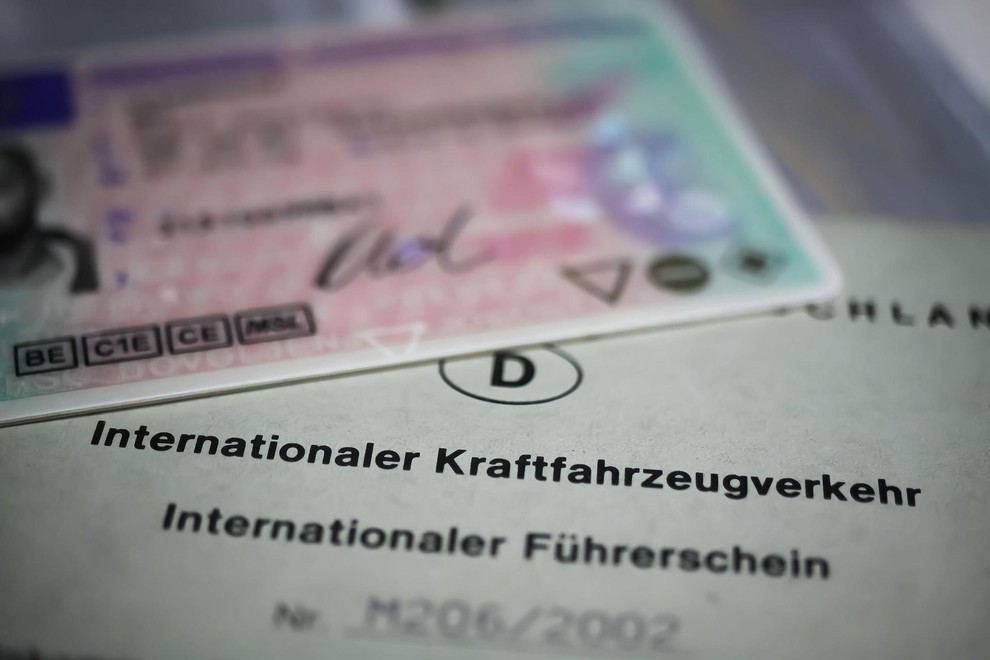 Mednarodno vozniško dovoljenje velja samo v kombinaciji z nacionalnim dovoljenjem. Torej je treba na pot vzeti oba dokumenta.