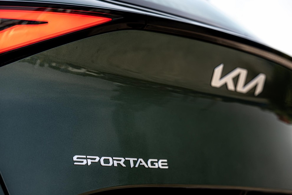 Sportage ja za EV6 drugi avtomobil, ki je oblikovan po filozofiji »opposites united«. Zadek zato nekoliko spominja na Kijino električno senzacijo.