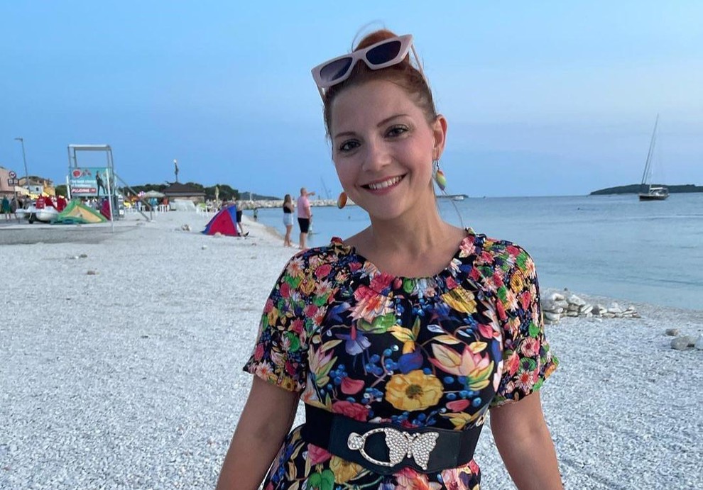 Pevka Tanja Žagar je danes ponosna mamica dveh sončkov, ki jih je dobila v razmerju z Mikijem Šarcem in mnogi …