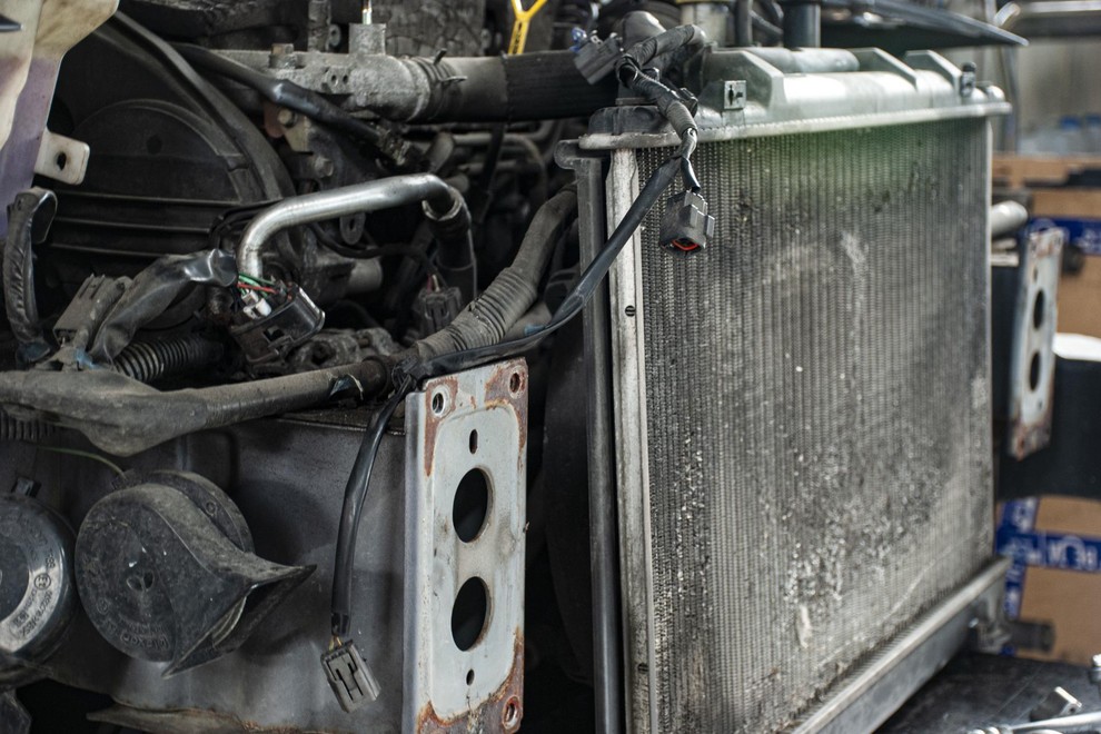 <p>Hladilnik klime je v avtomobilu običajno nameščen tako, da je zelo izpostavljen poškodbam.</p>