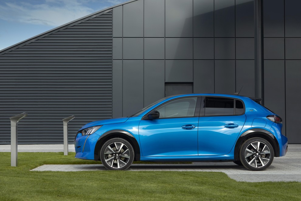 DEVICA - PEUGEOT 208 Avtomobil, ki je majhen vendar ljub temu udoben je za devico odlična izbira. Devica, ki stremi …