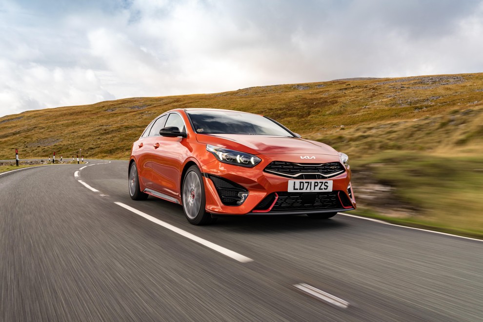 STRELEC - KIA PROCEED Strelcu izbira avtomobila ni najbolj pomembna prioriteta v življenju, kljub temu pa je zanj pomembno, da …