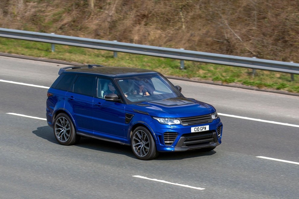 No, v resnici kar dva! Prvi je Range Rover Sport SVR, katerega po večini vozi njegovo dekle, drugi pa je …