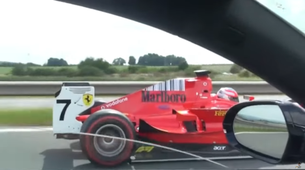 Češki 'Schumacher' je nazaj na avtocesti. Ga bo policija tokrat ujela? (Video)