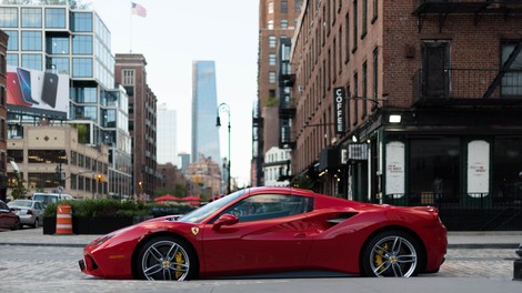 Ta znani Slovenec si je kupil Ferrarija (poglejte ga + razkrivamo ceno!)
