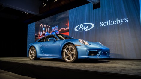 Porsche 911 'Sally' iz filma Cars na dražbi presegel vsa pričakovanja, toliko denarja so iztržili zanj!