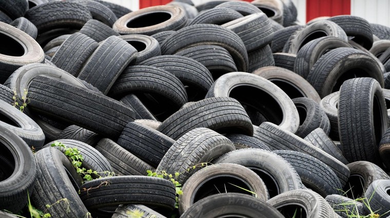 Kam z odpadnimi pnevmatikami? Nemška avtomobilska znamka ima nepričakovano rešitev (foto: Profimedia)