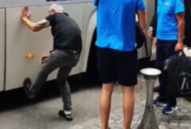 VIDEO: Voznik avtobusa reprezentance Srbije je postregel z dejanjem, s katerim je mnoge pošteno nasmejal (foto: Twitter/Slobodan Šarenac/posnetek zaslona)