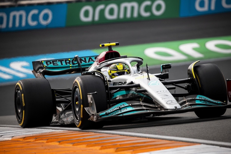 Sedemkratni svetovni prvak v formuli 1 Lewis Hamilton se je opravičil svoji ekipi Mercedes za izbruh (foto: Profimedia)