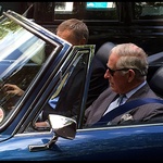 Britanska kraljeva družina se ponaša z bogato zbirko vozil, za svoj prvi uradni nastop pa je novi kralj Karel III. izbral ta avtomobil z bogato zgodovino (foto: Profimedia)