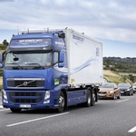 Skoraj 1200 znakov ni dovolj, da številni vozniki ne bi izvajali prekrška, ki močno zavira promet na avtocestah (foto: Volvo Trucks)