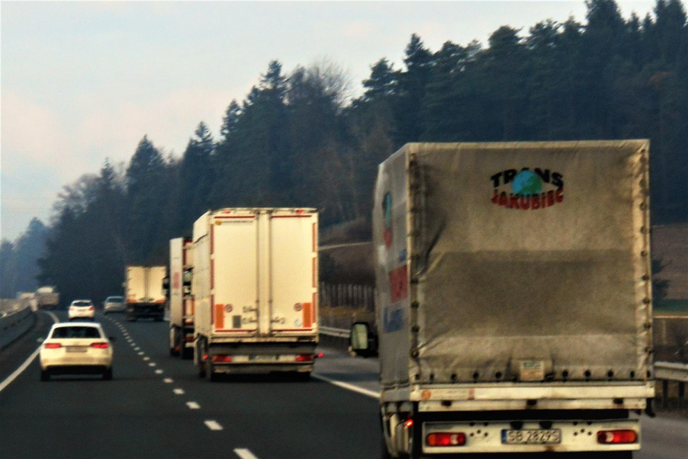 Večina voznikov tovornjakov je disciplinirana; globa za neupoštevanje prepovedi znaša 300 evrov.