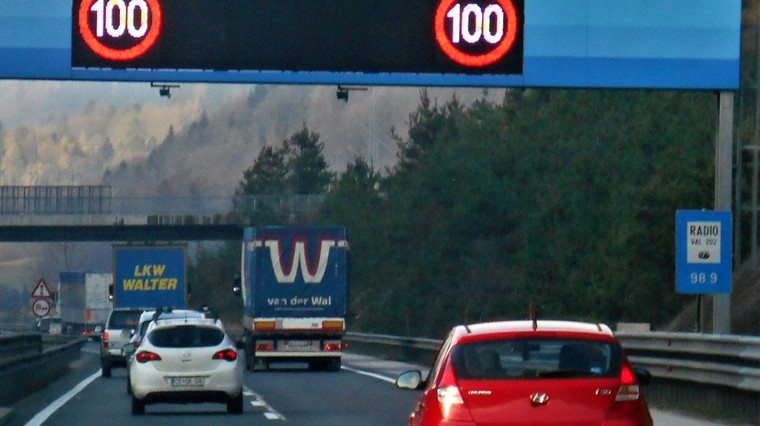 Vsakdanji prizor na slovenskih avtocestah: prometna gneča in občasno prepovedano medsebojno prehitevanje tovornjakov. (foto: Matjaž Gregorič)