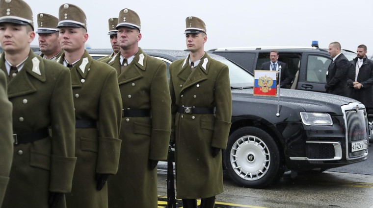 Oglejte si pošastno limuzino Vladimirja Putina, ki je odgovor na ameriškega predsedniškega Cadillaca (foto: Profimedia)